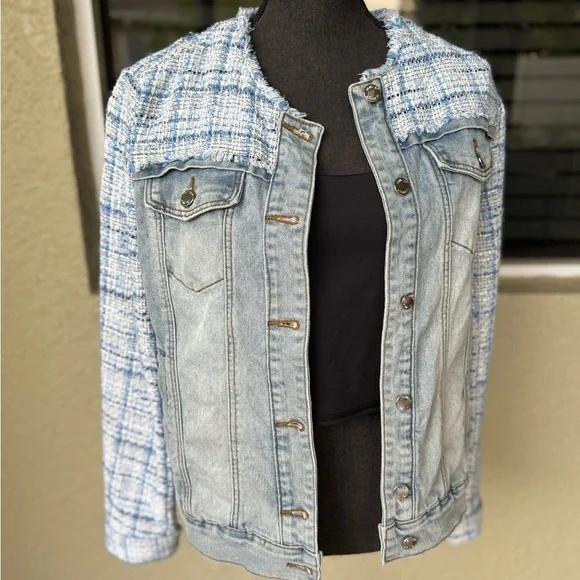Venus Blue Jean Jacket with Vintage-Inspired Design - Picture 4 of 15